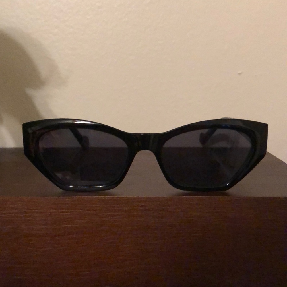 Angular black cat eye sunglasses